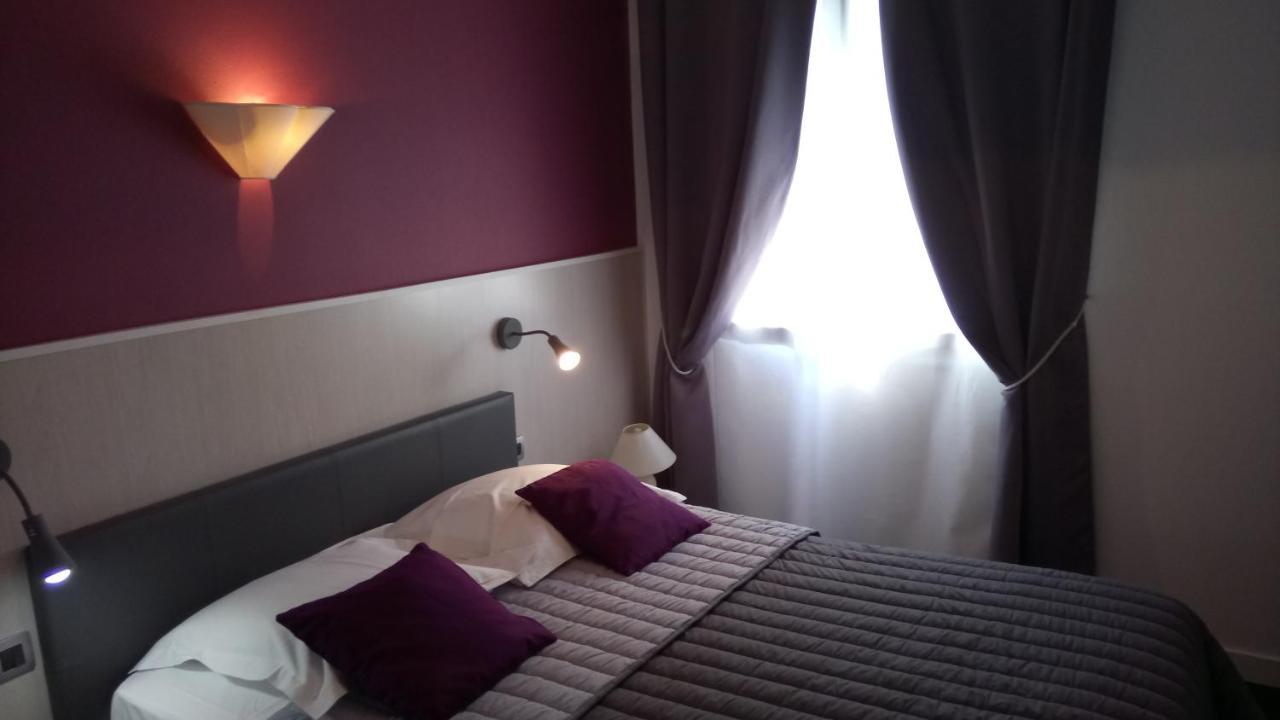 Hotel Montespan Lussac-les-Châteaux Exteriör bild