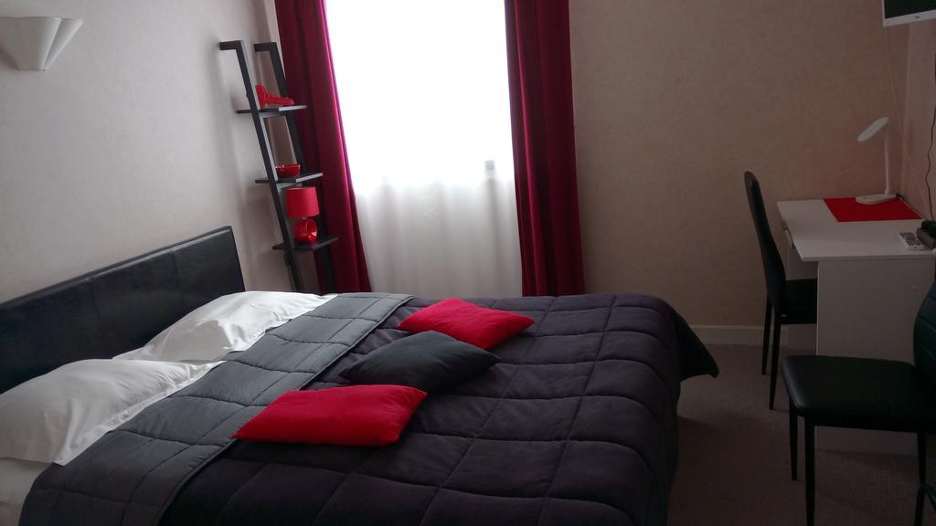 Hotel Montespan Lussac-les-Châteaux Exteriör bild