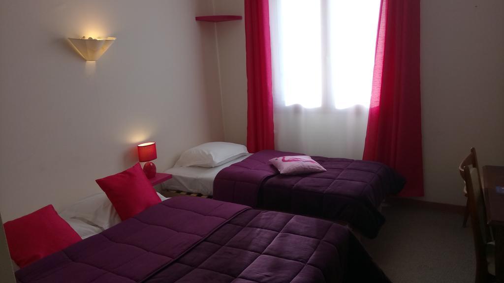 Hotel Montespan Lussac-les-Châteaux Exteriör bild