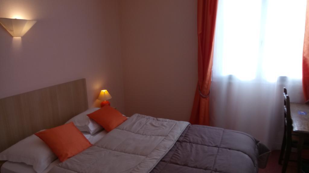Hotel Montespan Lussac-les-Châteaux Exteriör bild