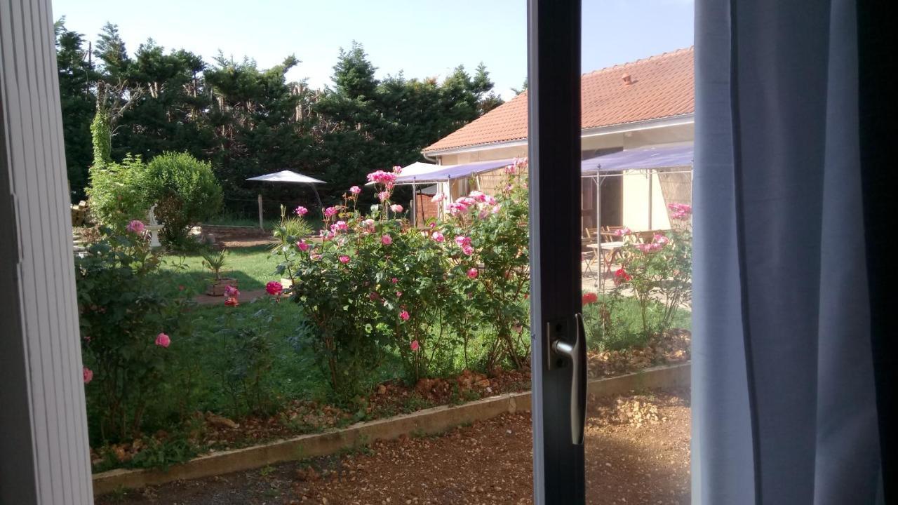 Hotel Montespan Lussac-les-Châteaux Exteriör bild