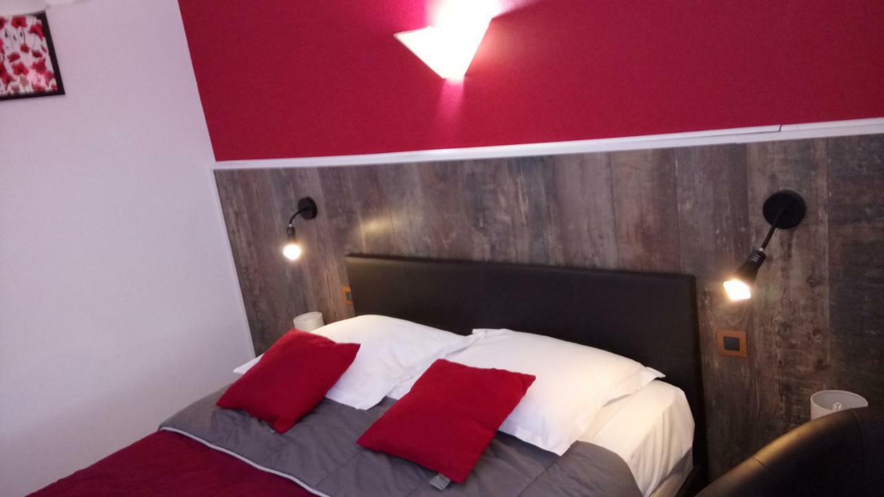 Hotel Montespan Lussac-les-Châteaux Exteriör bild